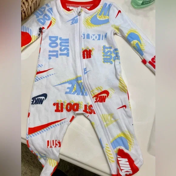 Nike Baby 3M Onesie Sleep and Play with Red Accents and close flap for hands New - Picture 6 of 12